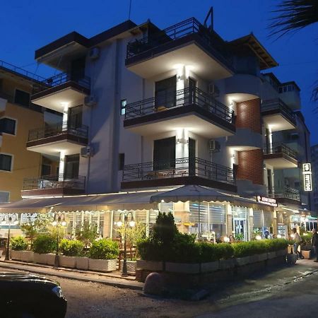 Hotel Dollari Kryemedhej Экстерьер фото