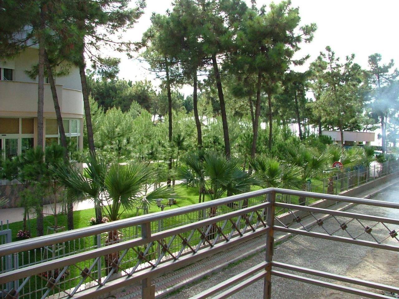 Hotel Dollari Kryemedhej Экстерьер фото